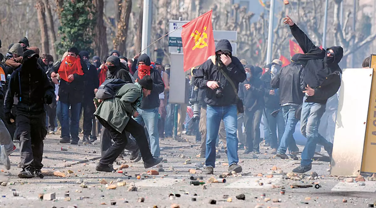 Delegaţia României, deturnată de manifestanţii anti-NATO