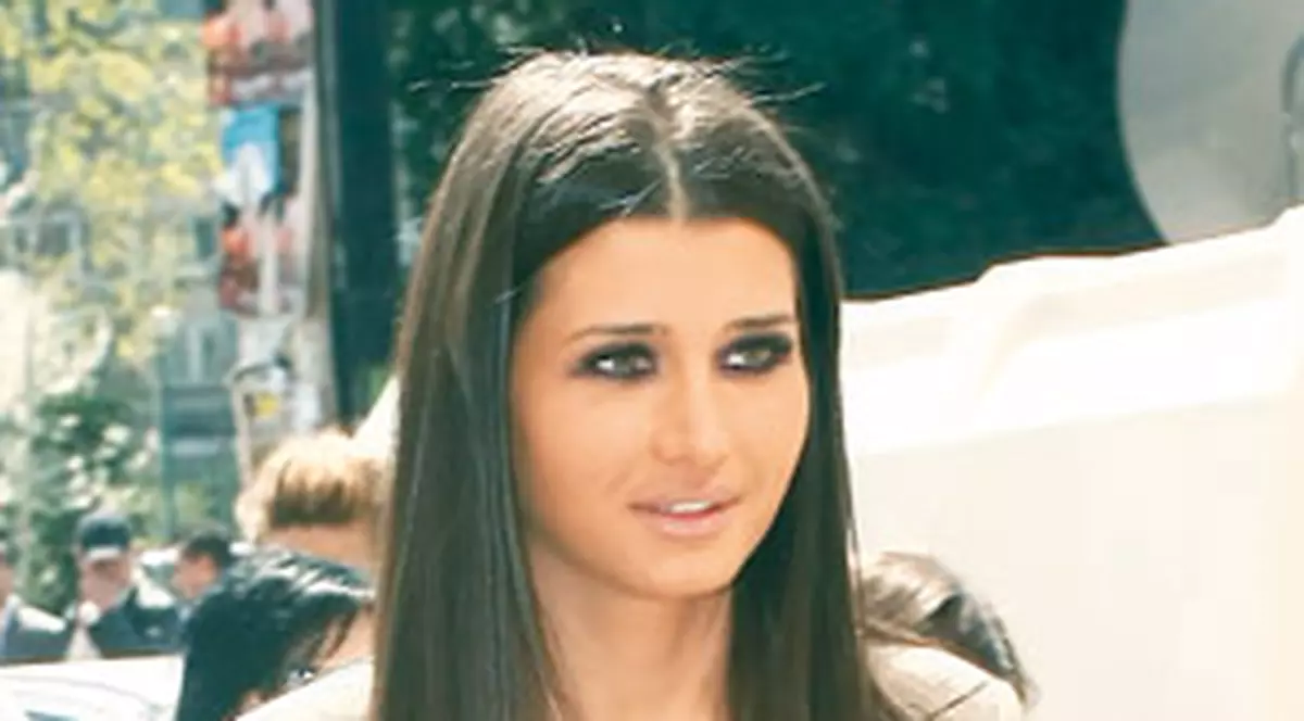 Elena Băsescu câştigă 80 de lei pe oră!