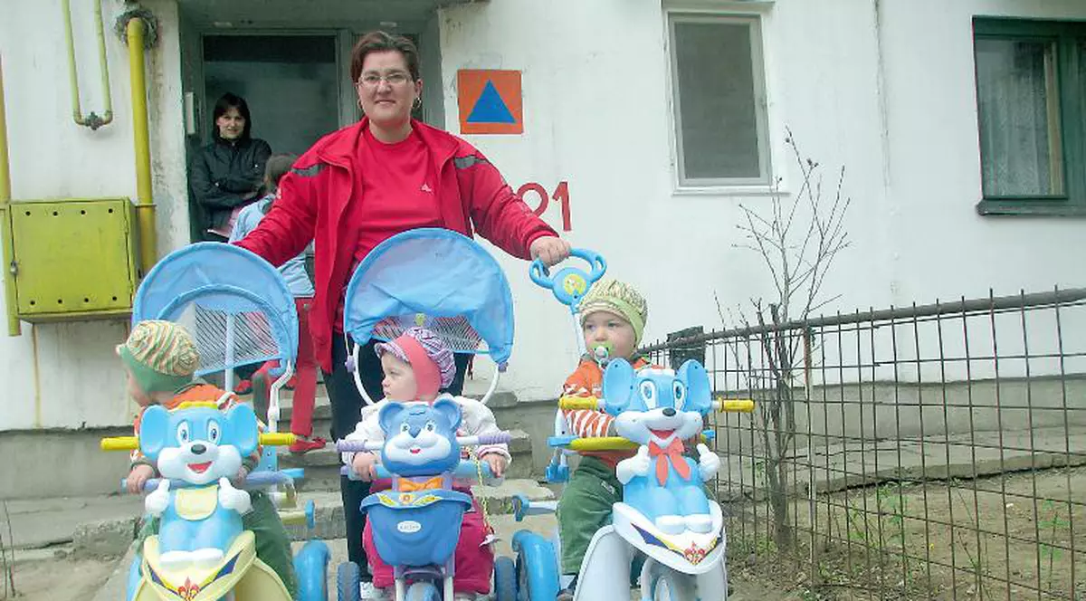 Vrea bani de la stat pentru tripleţii ei