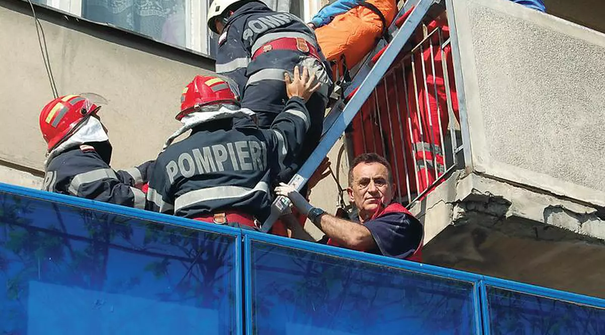 S-a aruncat pe geam ca să scape de bătaie