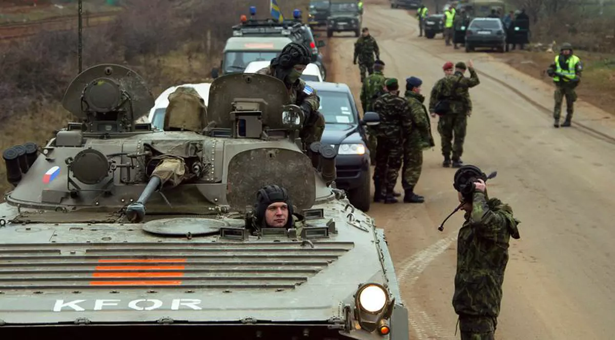 Un convoi de militari români a fost atacat în Kosovo 