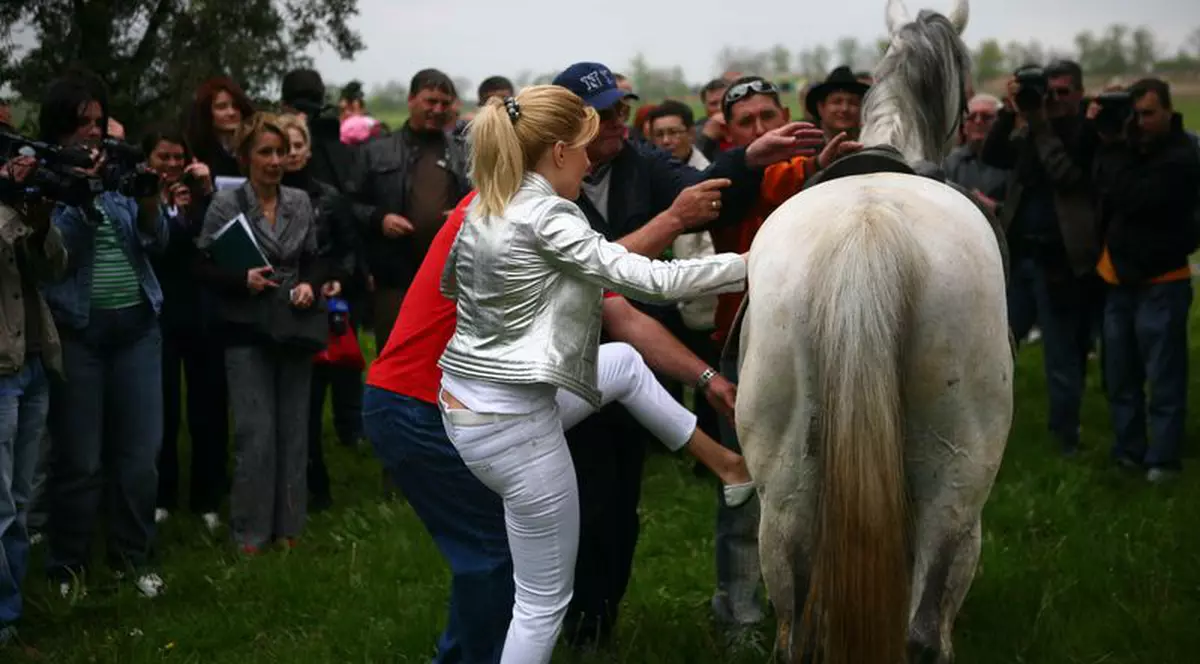 Elena Udrea la călărit