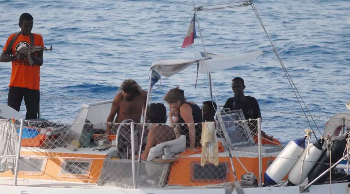 11 români răpiţi de piraţii somalezi