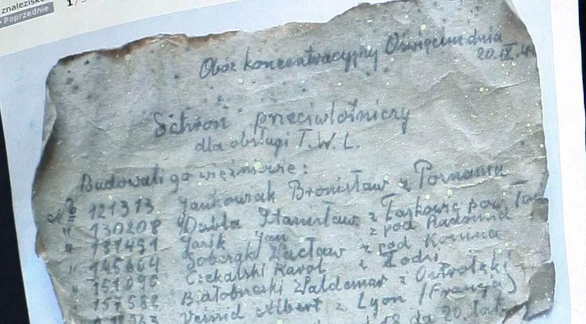 Plăcuţă cu numele unor prizonieri britanici, găsită lângă Auschwitz