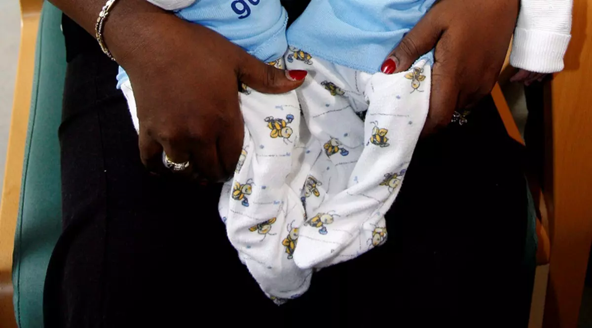 A născut gemeni concepuţi cu taţi diferiţi   