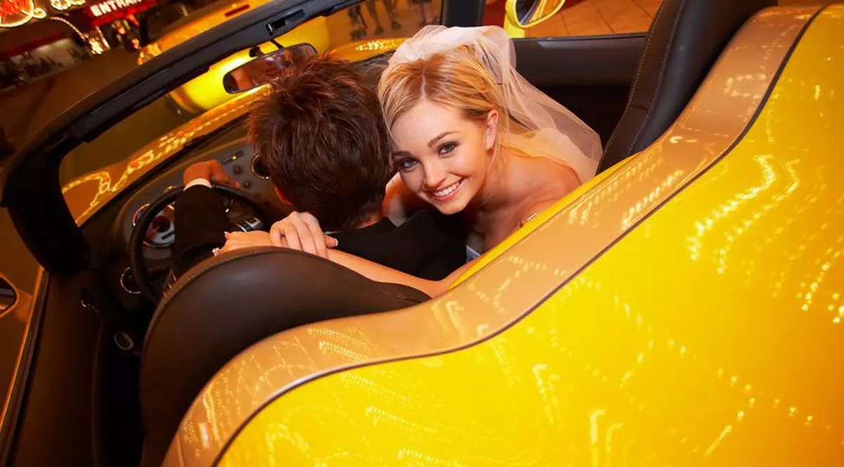 Mire la cununia civilă, mireasă la petrecerea de după