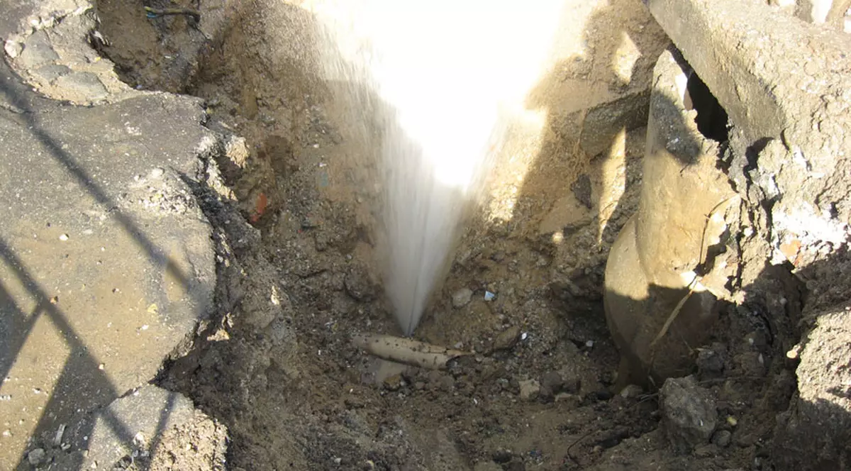 Două maşini distruse de un jet de apă 