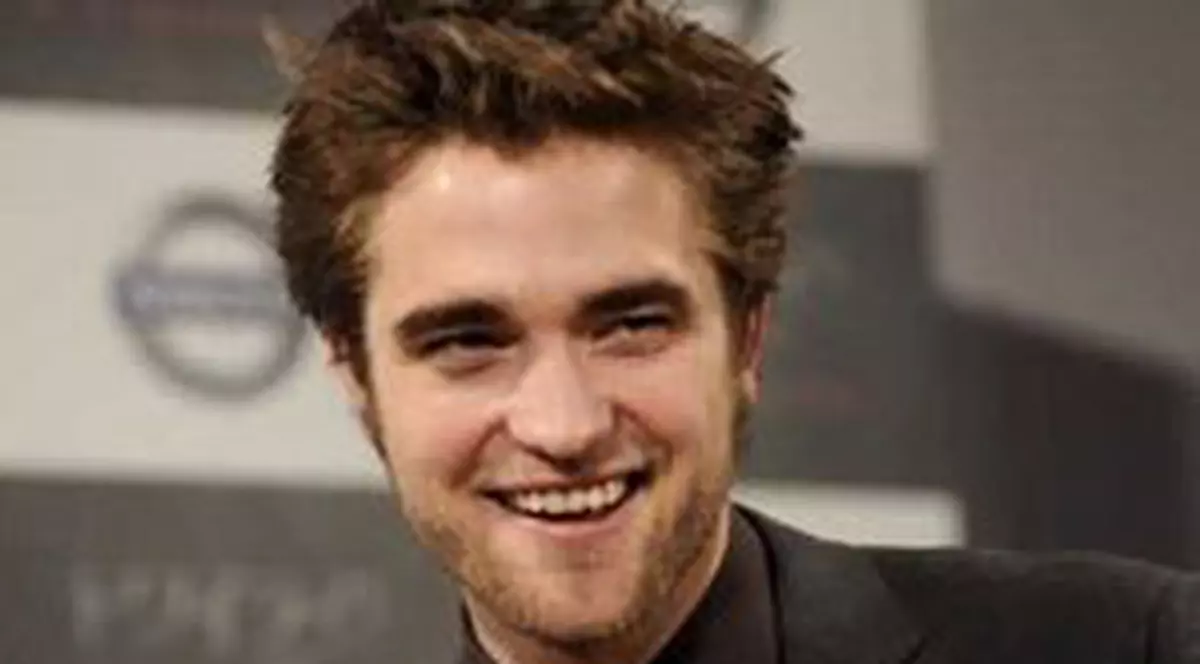 27.600$ costă un sărut de la Robert Pattinson