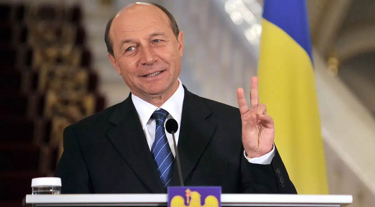 Băsescu: "Mă distram punând fosfor de la chibrituri pe şinele de tramvai" 