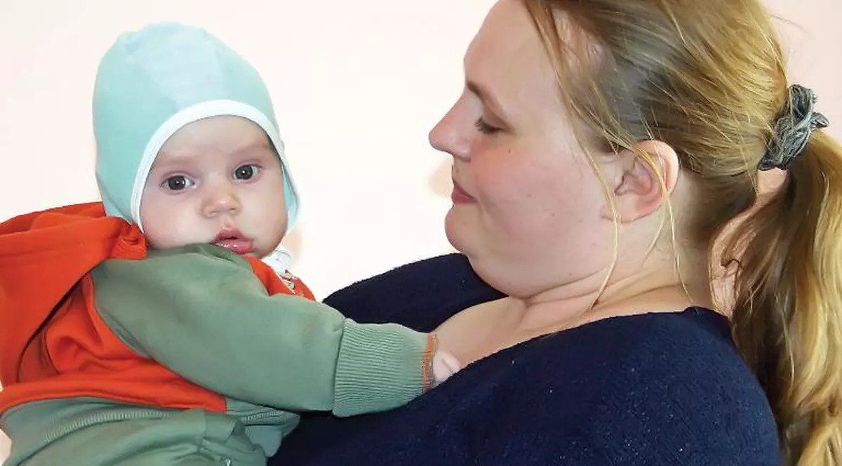 La trei luni cântăreşte cât un copil de un an