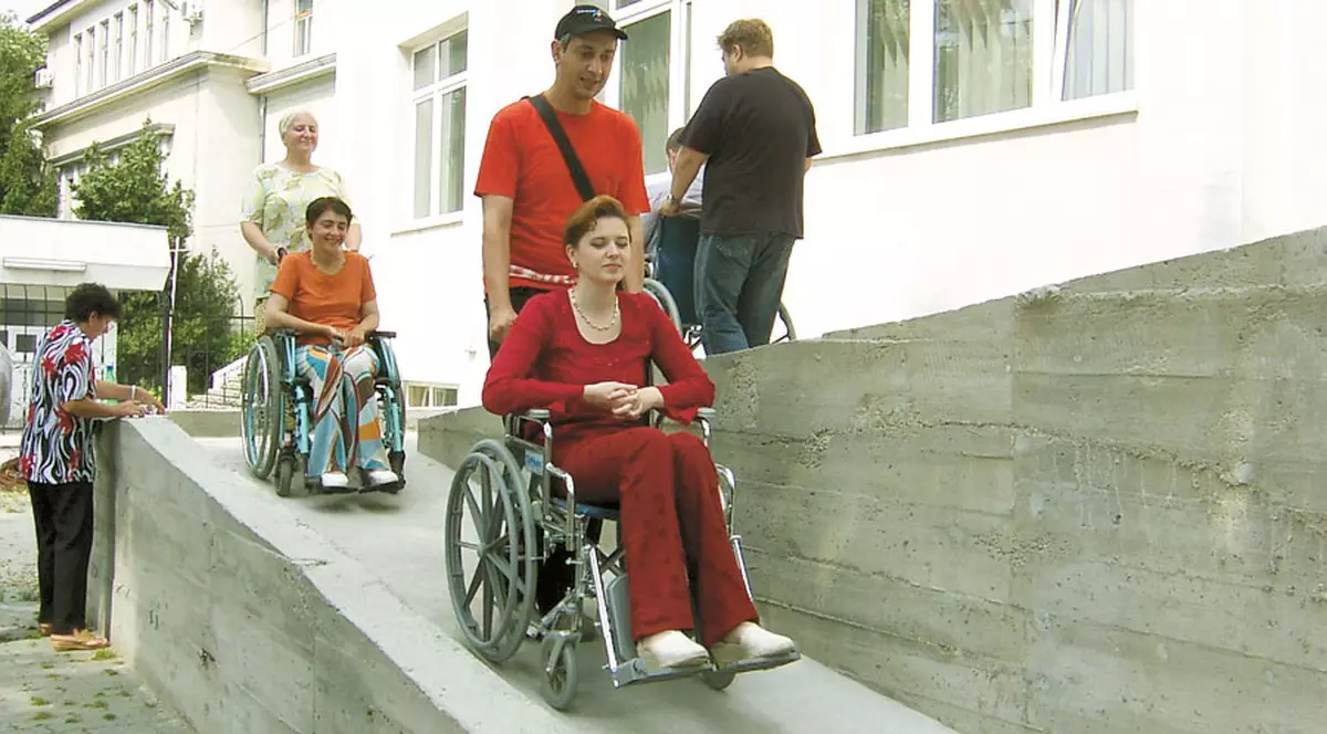 Interzis în Casa Poporului persoanelor cu handicap