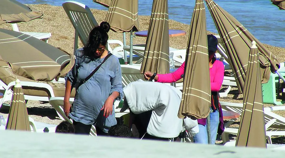 Ileana poartă verigheta chiar şi la plajă