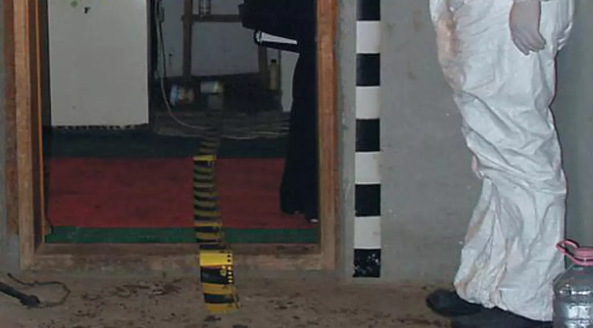 Şi-a strâns nevasta de gât, apoi s-a spânzurat