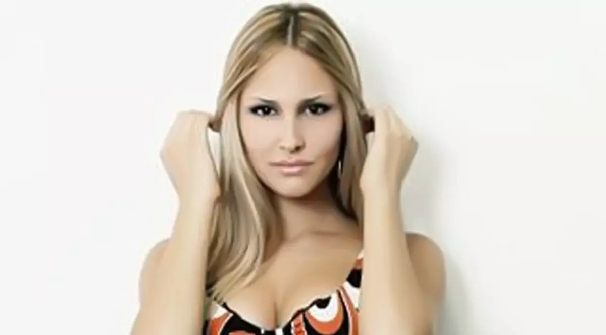 Noemi, tânăra care l-a fascinat pe Berlusconi: "Sunt încă virgină"