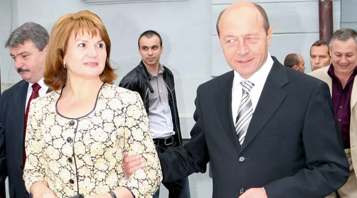 Băse îşi duce socrii la doctor