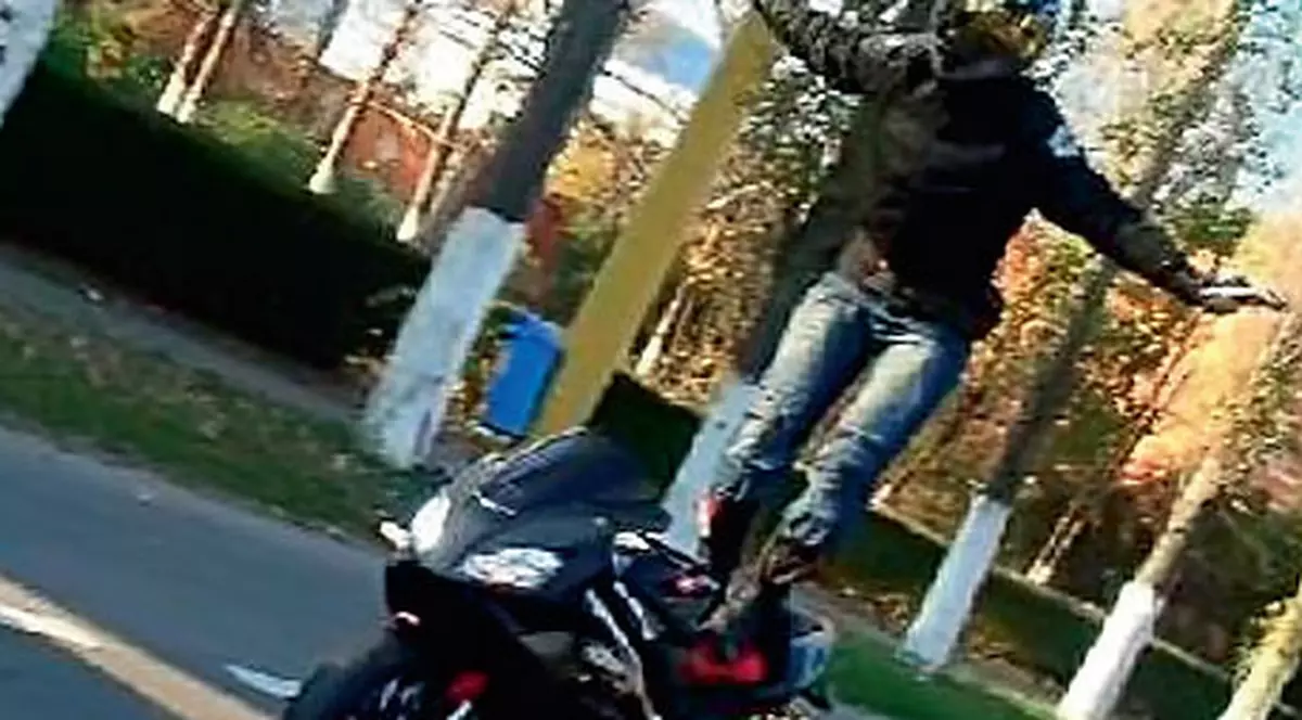 Tânărul de 19 ani surprins de radar cu 232 km/h îşi riscă viaţa pentru acrobaţii pe motocicletă