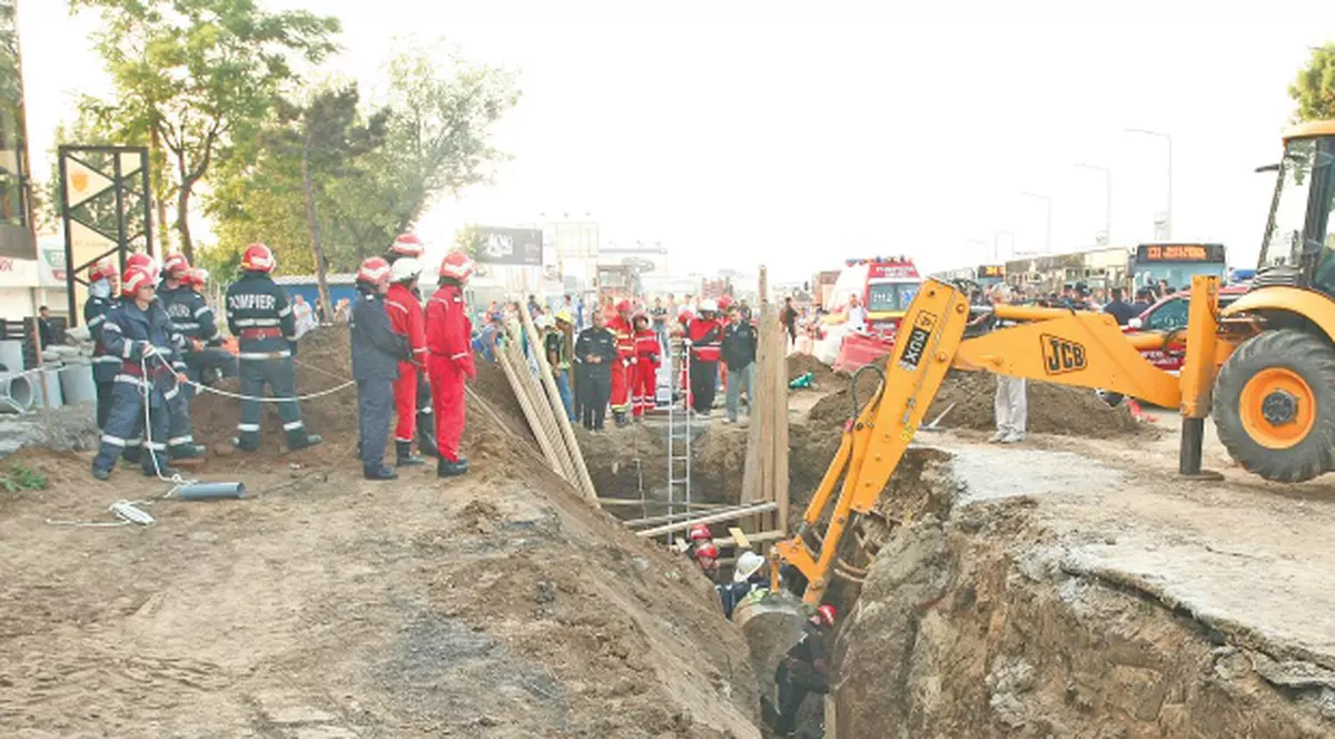Patru muncitori care lucrau la pasajul Băneasa au fost îngropaţi de vii