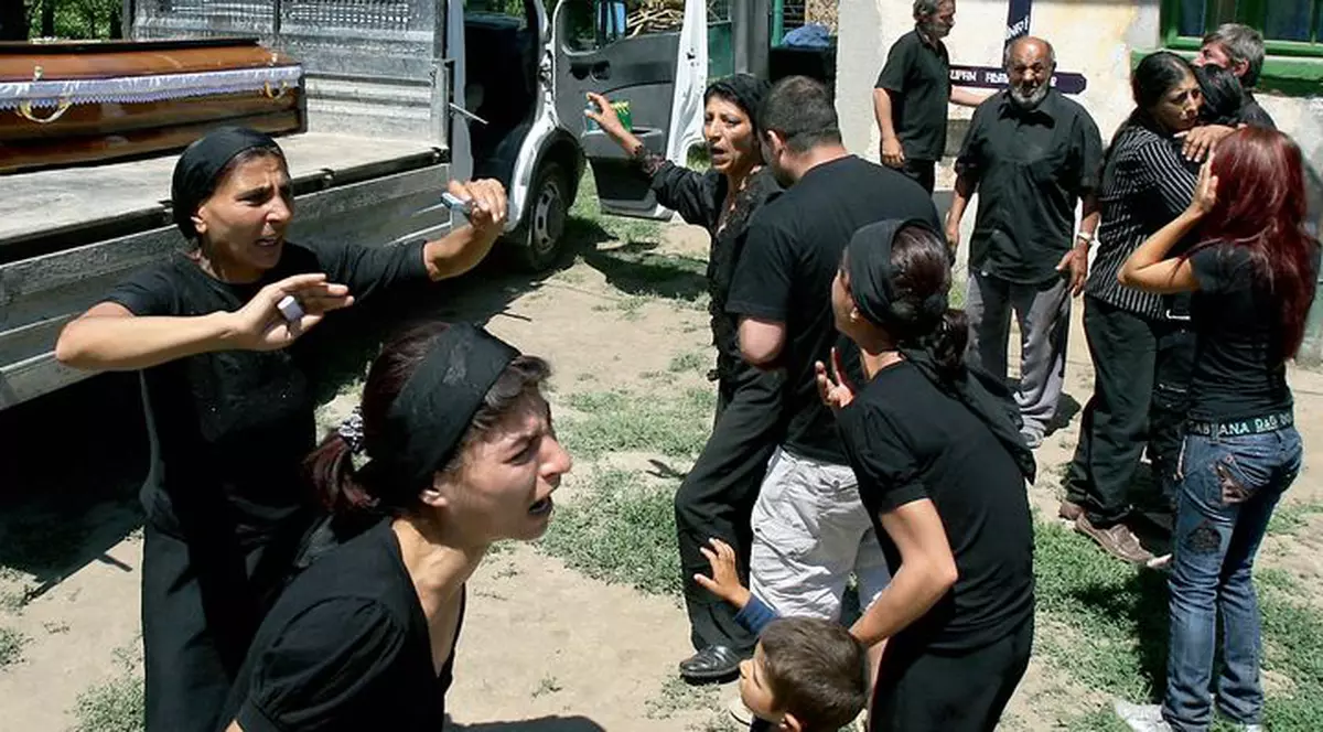 Rudele muncitorilor de la Băneasa şi-au adus morţii acasă