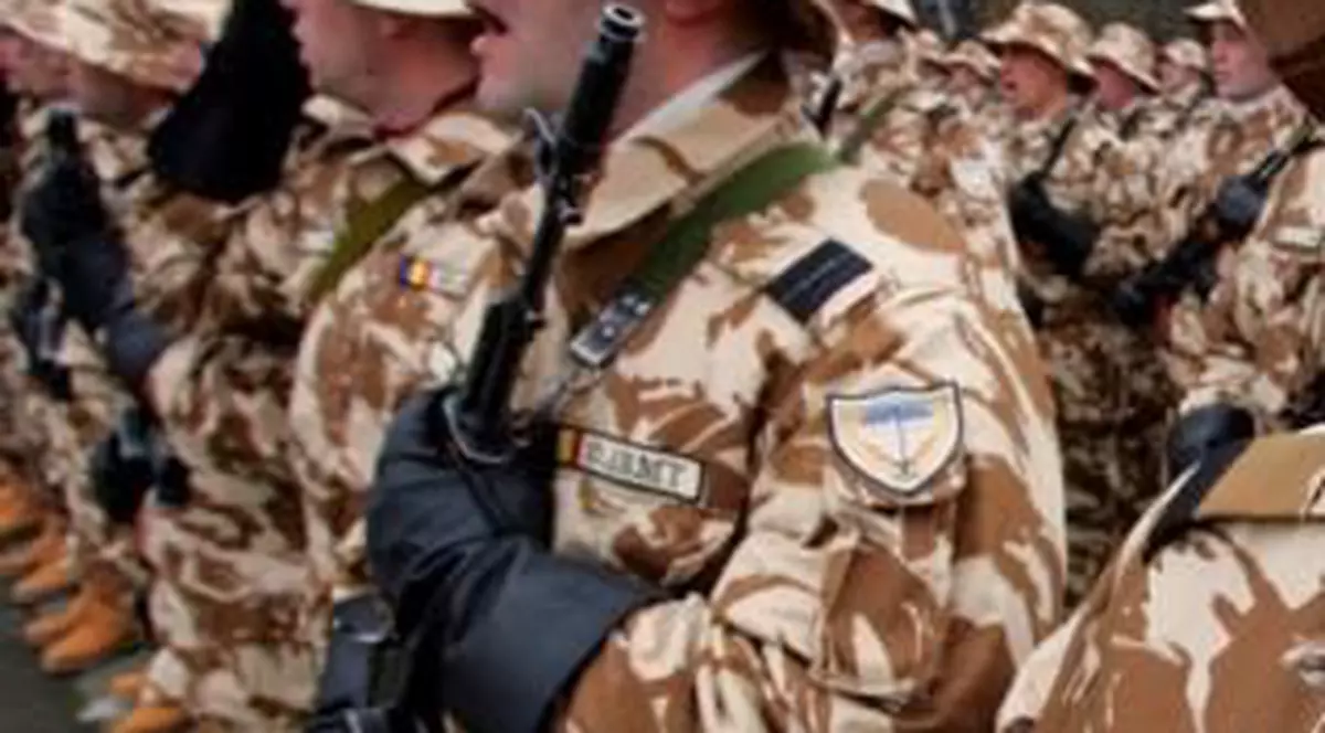 Militar român rănit în Afganistan, decorat de Băsescu 