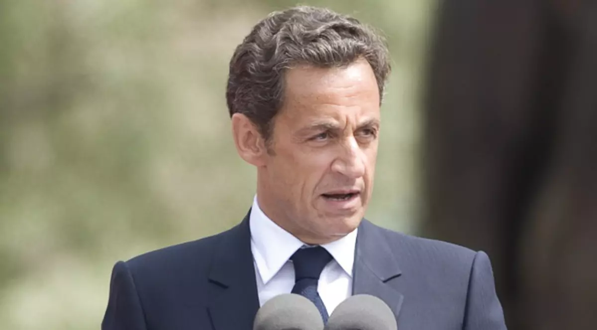 Sarkozy stă pe un scăunel ca să pară mai înalt