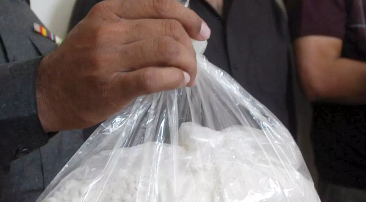 Trei tineri, cercetaţi penal pentru trafic de heroină