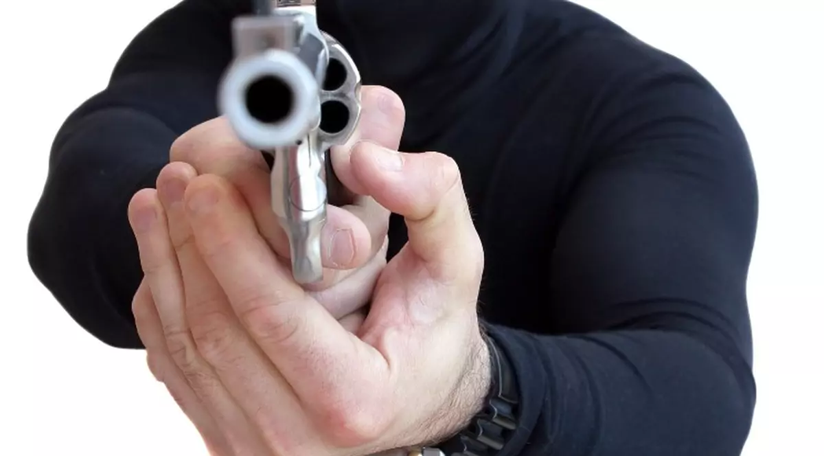 A urmărit-o până la poliţie şi a fost arestat