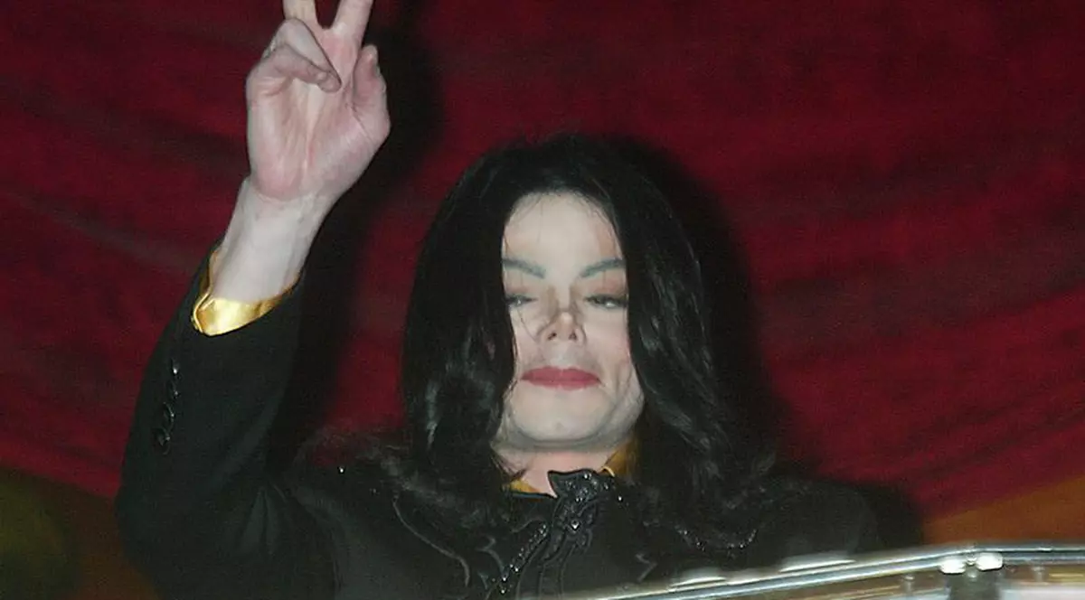 Corpul lui Michael Jackson a fost încredinţat familiei