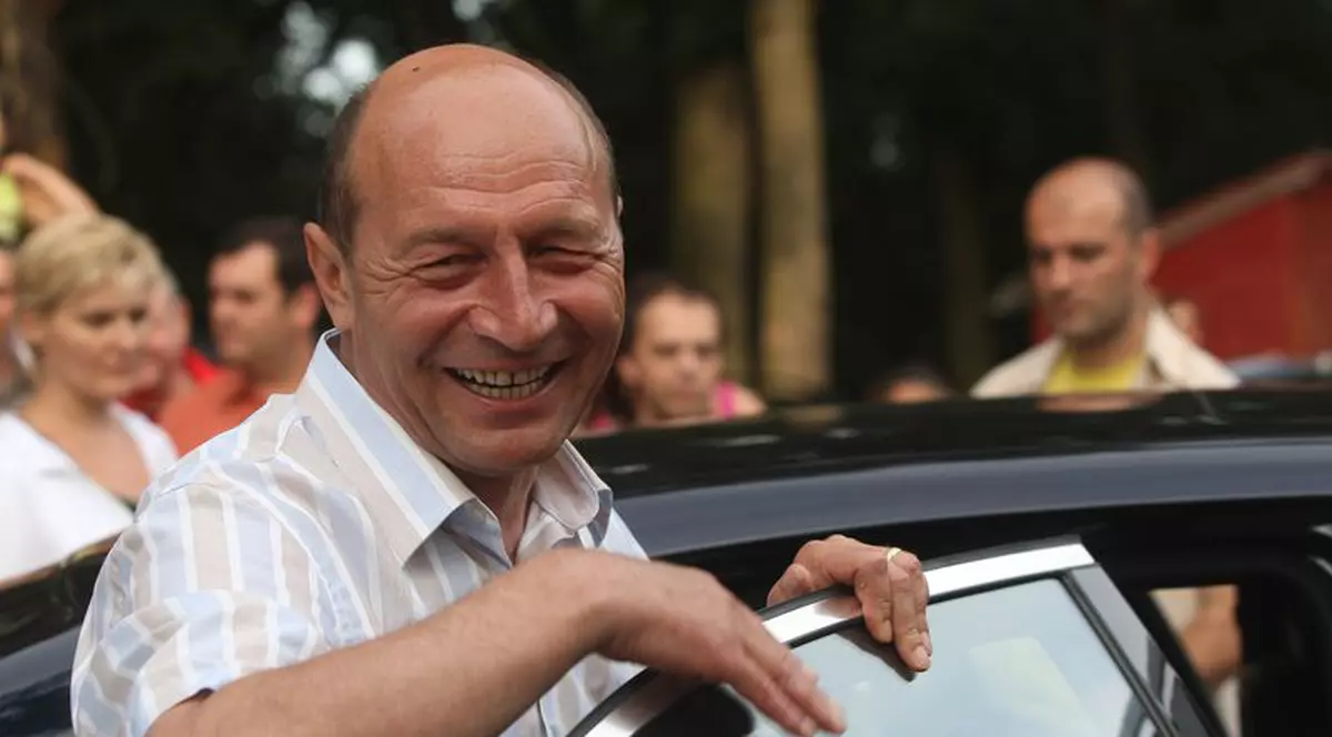 Băsescu: "Vă iubesc în mod egal pe toţi cei cu buletin românesc" 