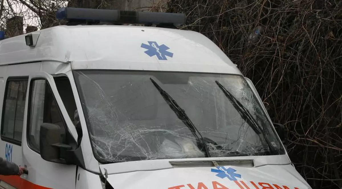 Un tânăr nervos a urmărit şi a lovit intenţionat cu maşina o ambulanţă