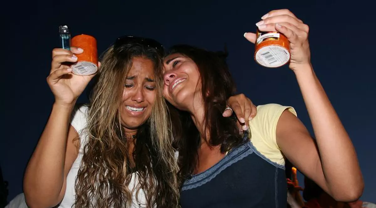 12 fani ai lui Michael s-au sinucis