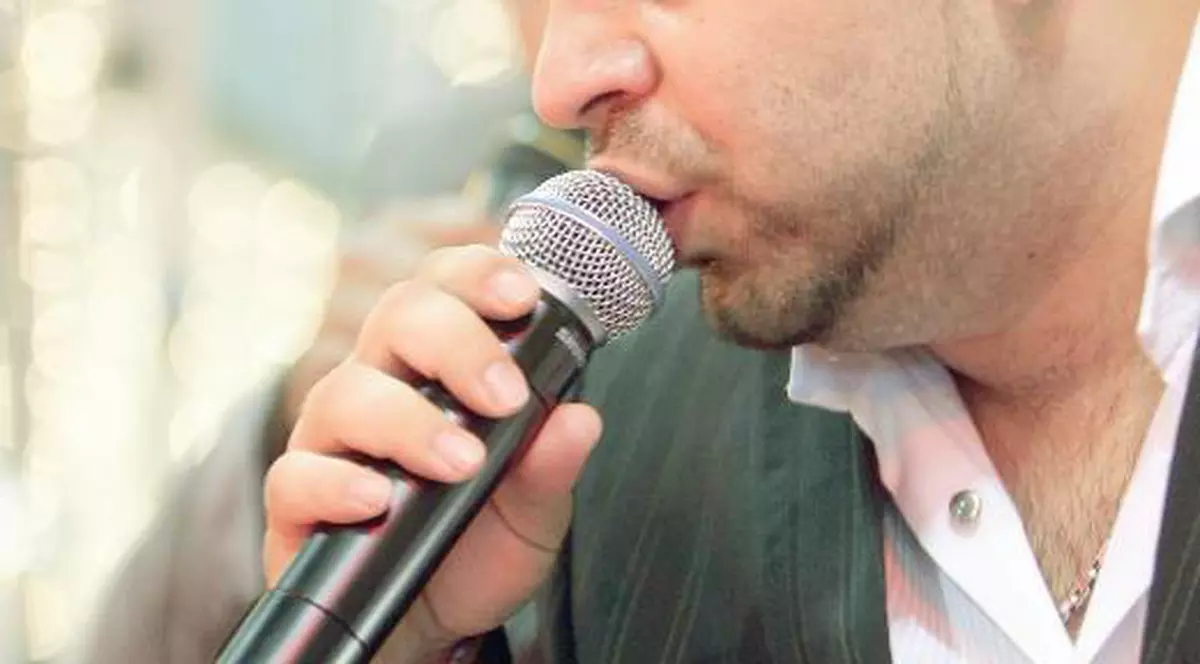 Hoţii au furat un mobil şi bani