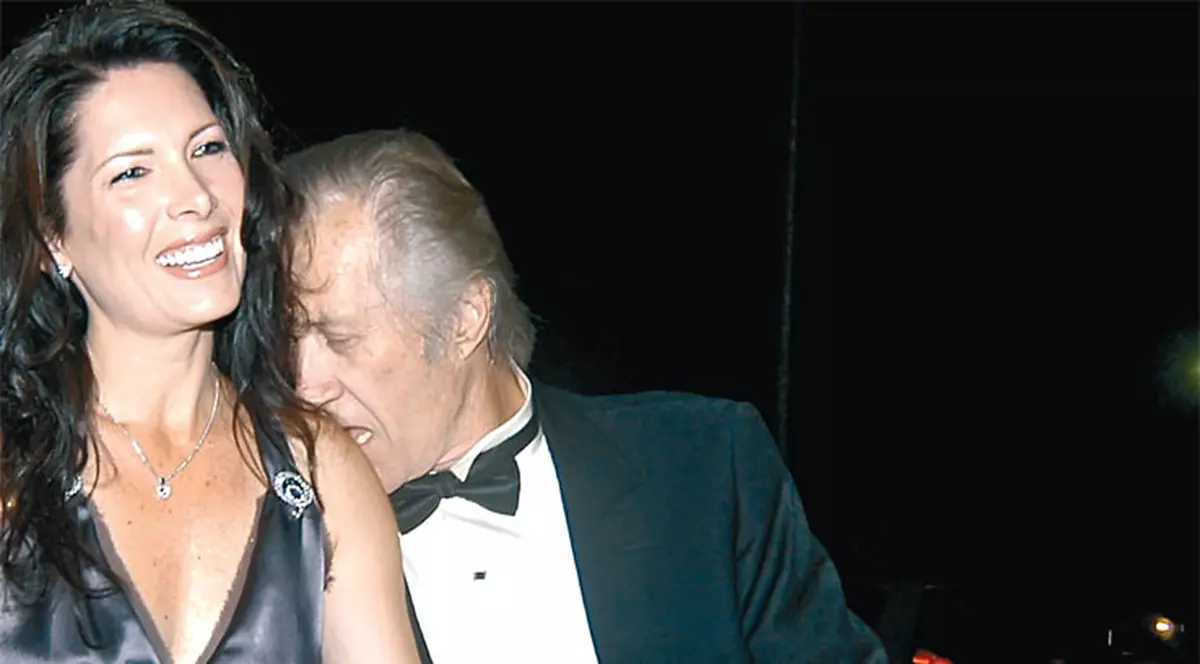 Fosta soţie a lui Carradine: "David făcea sex brutal"