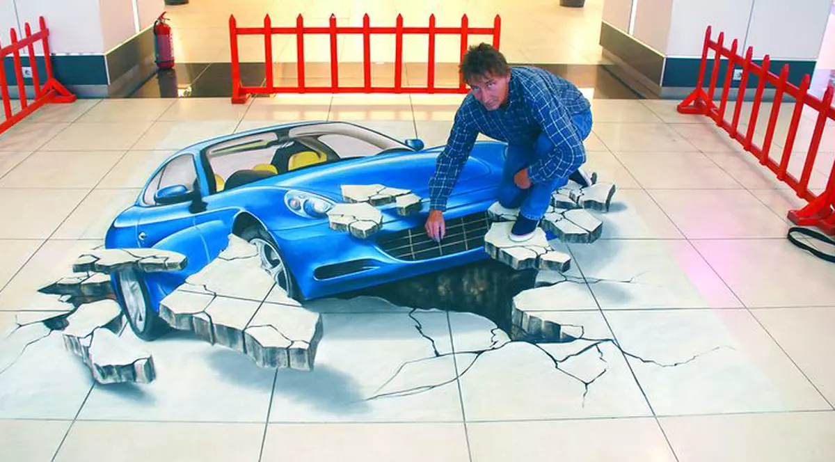 O maşină «a spart» gresia din mall