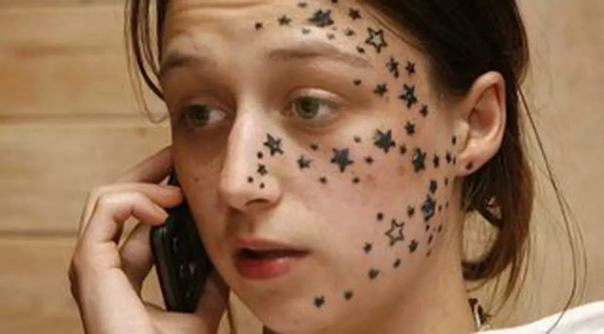 A vrut şă-şi tatueze trei steluţe pe faţă şi s-a ales cu 56