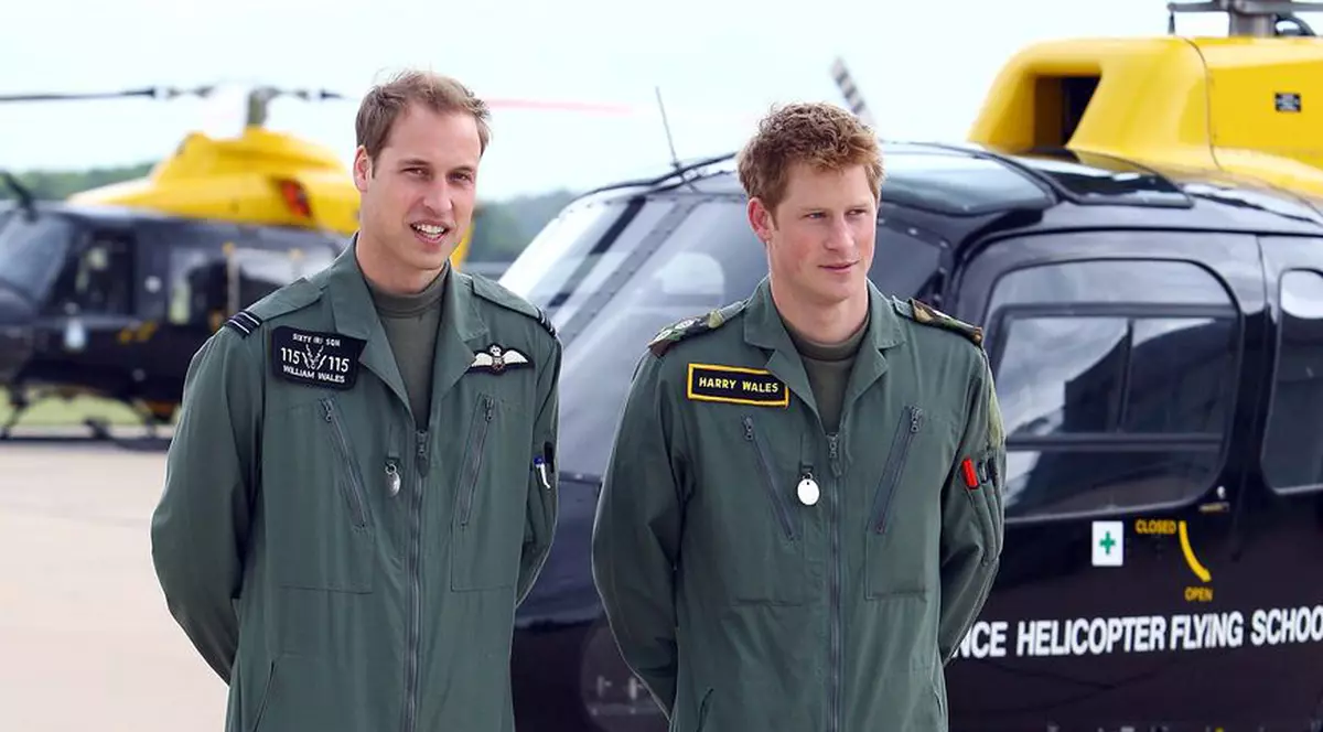 Moştenitorii coroanei britanice «se cer» pe front