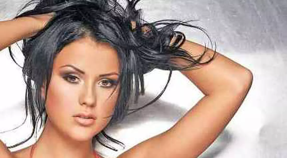 Daniela Crudu a primit o păpuşă gonflabilă