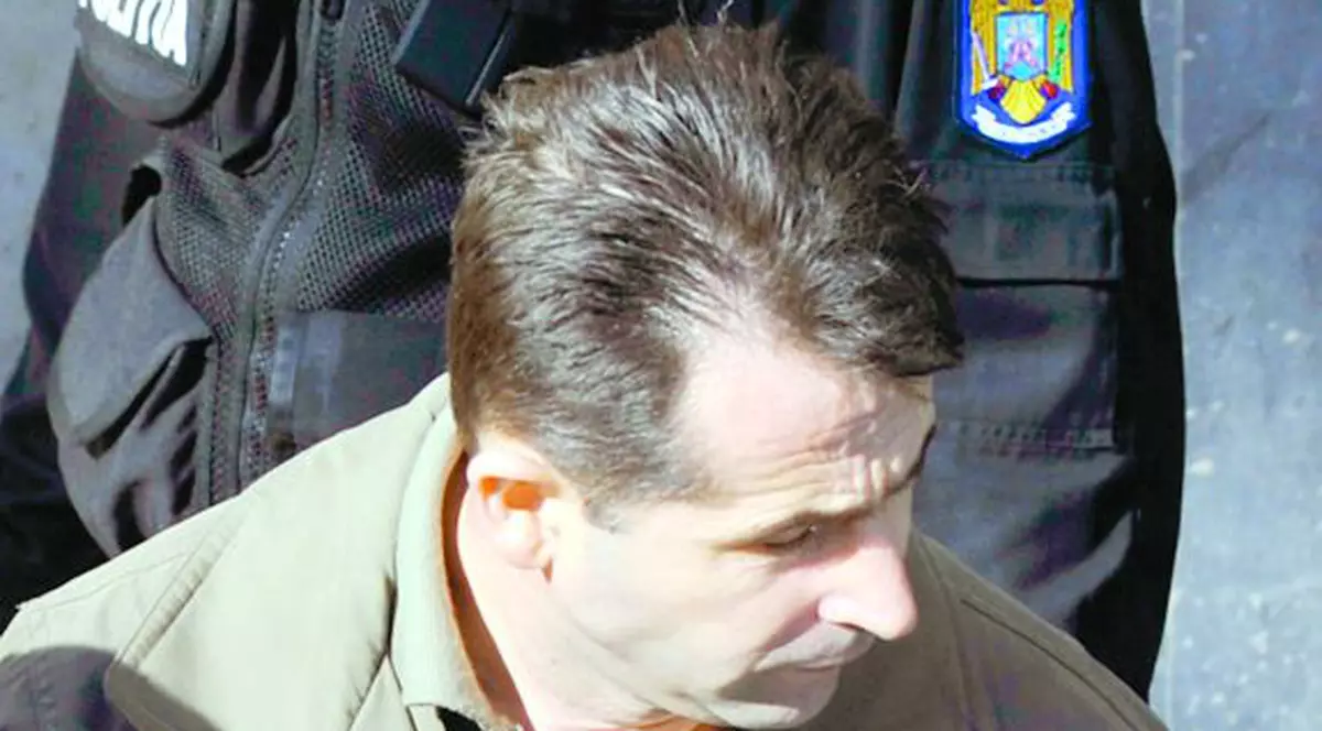 Şi-a vândut ţara pentru 1.200 $