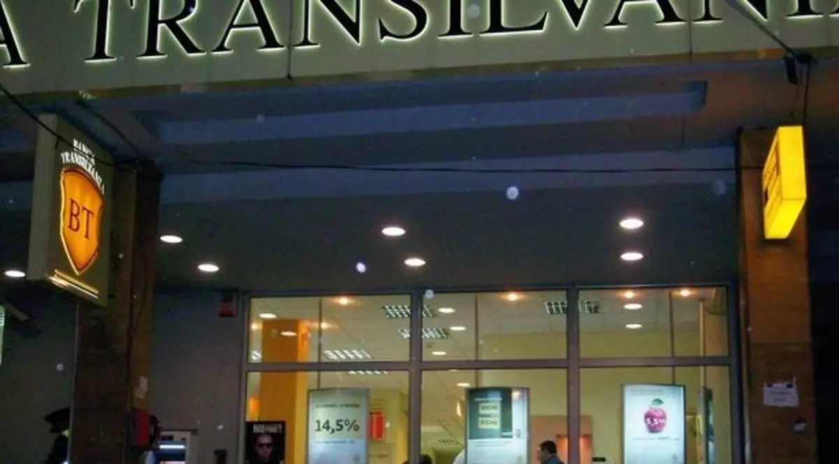 O fetiţă de trei ani a murit strivită de un panou, la Banca Transilvania