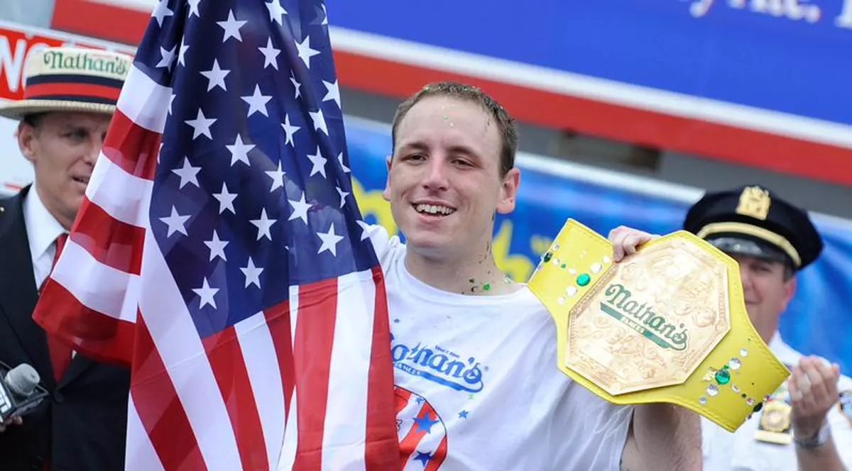 A mâncat 68 de hot dogs în 10 minute