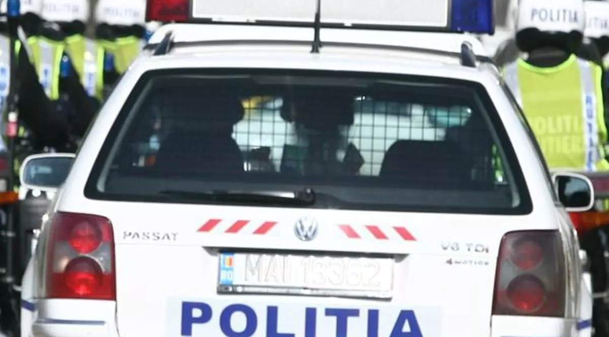 Poliţist reclamat pentru că se încalţă pe dos