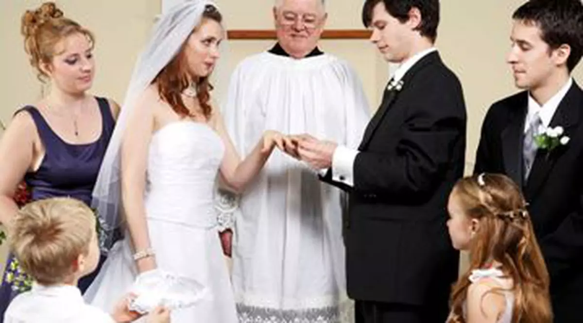 Cum trebuie să ne îmbrăcăm la o nuntă?