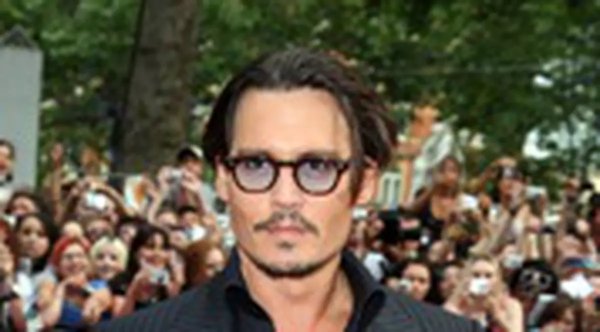 Relaxare cu vin roşu à la Johnny Depp