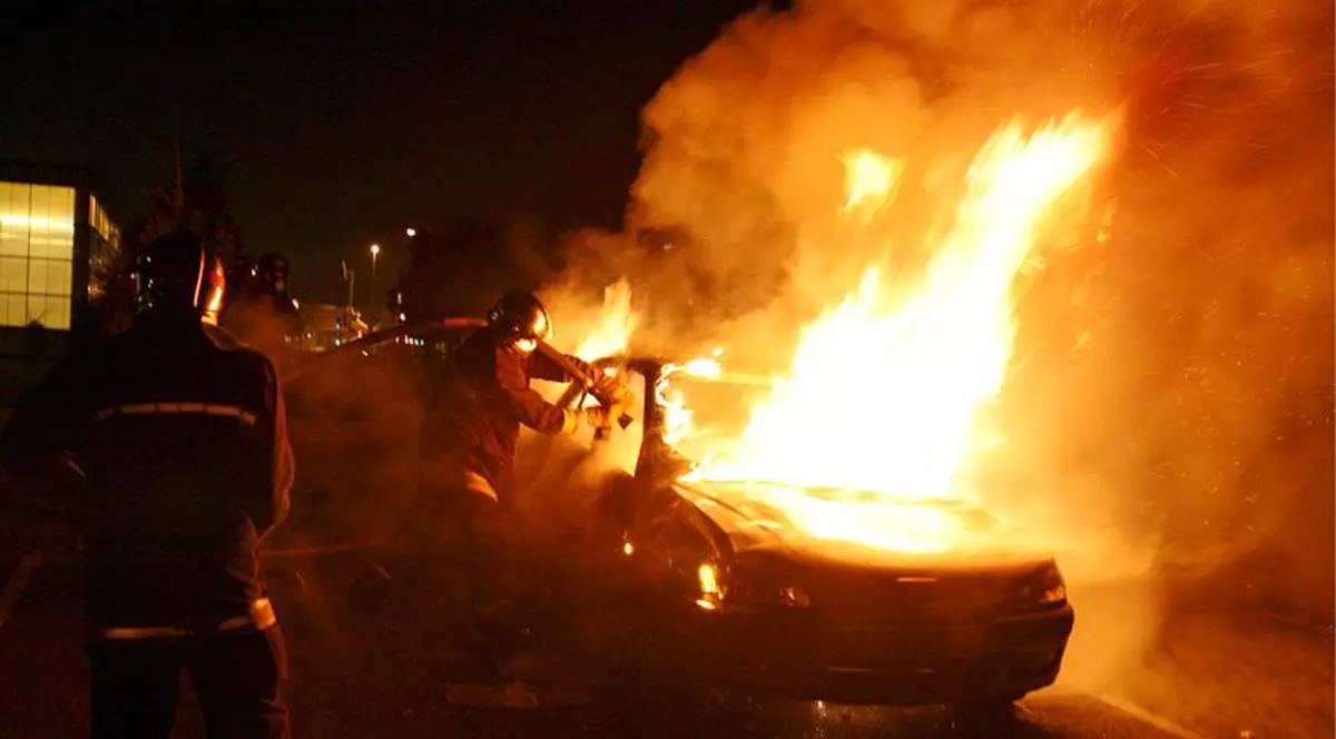 VIDEO | Echipaj de patrulare, salvat dintr-o mașină incendiată de un elev al Școlii de Poliție