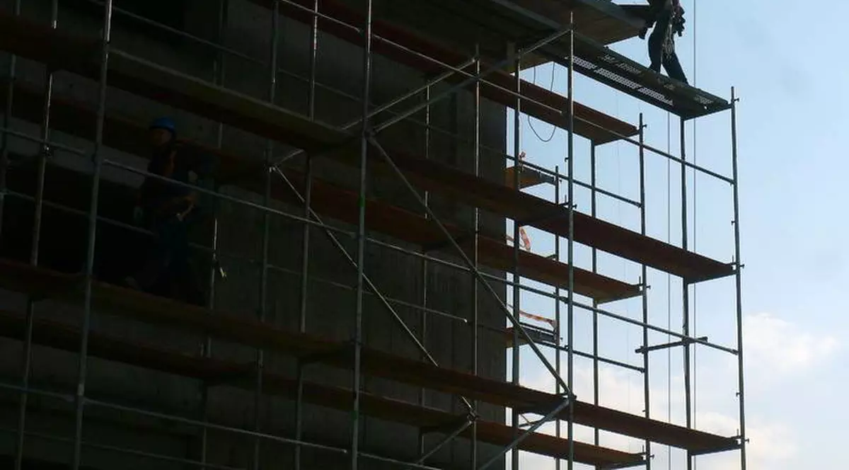 barbatul a cazut de pe o schela de la etajul 2