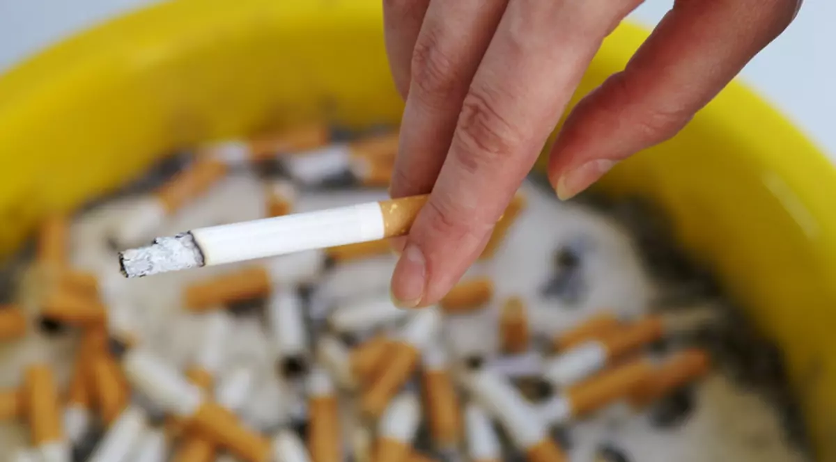 Românii fumează mai puţin ca vecinii