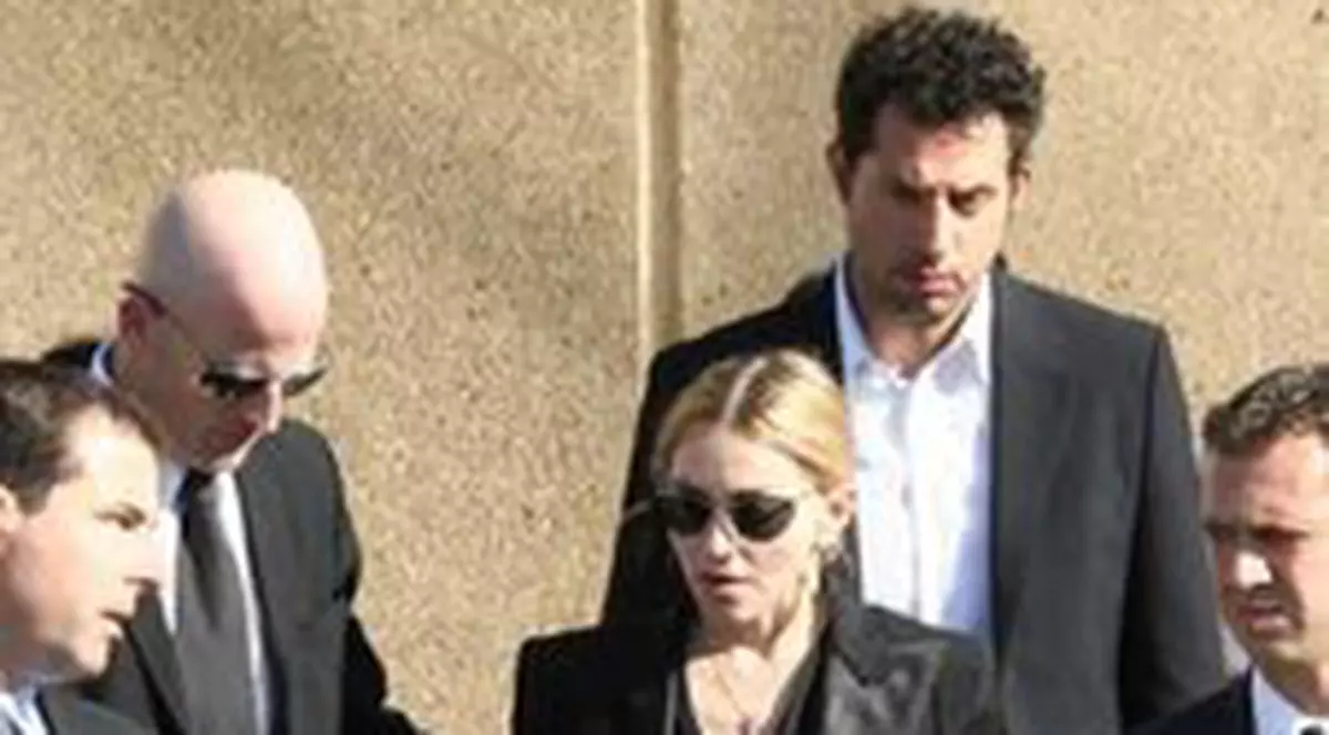 Madonna o consolează pe văduva celui ucis de scena turneului său
