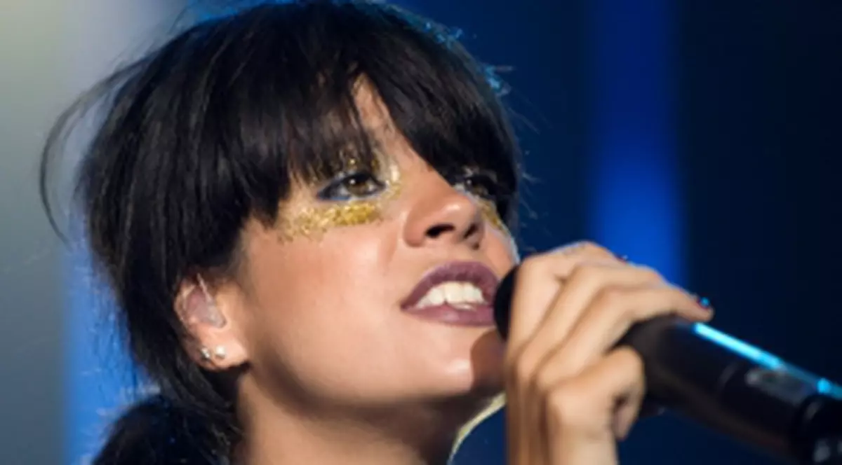 Lily Allen anulează un concert pe caz de boală