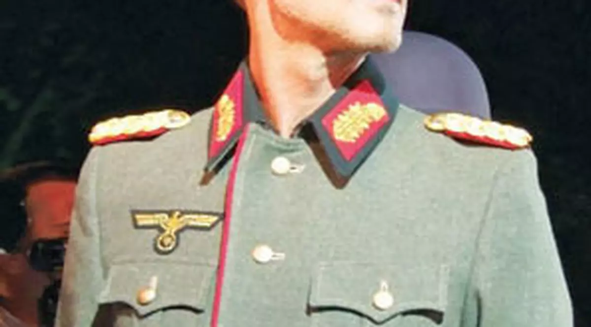 Mazăre îşi cere scuze că a defilat în uniformă nazistă