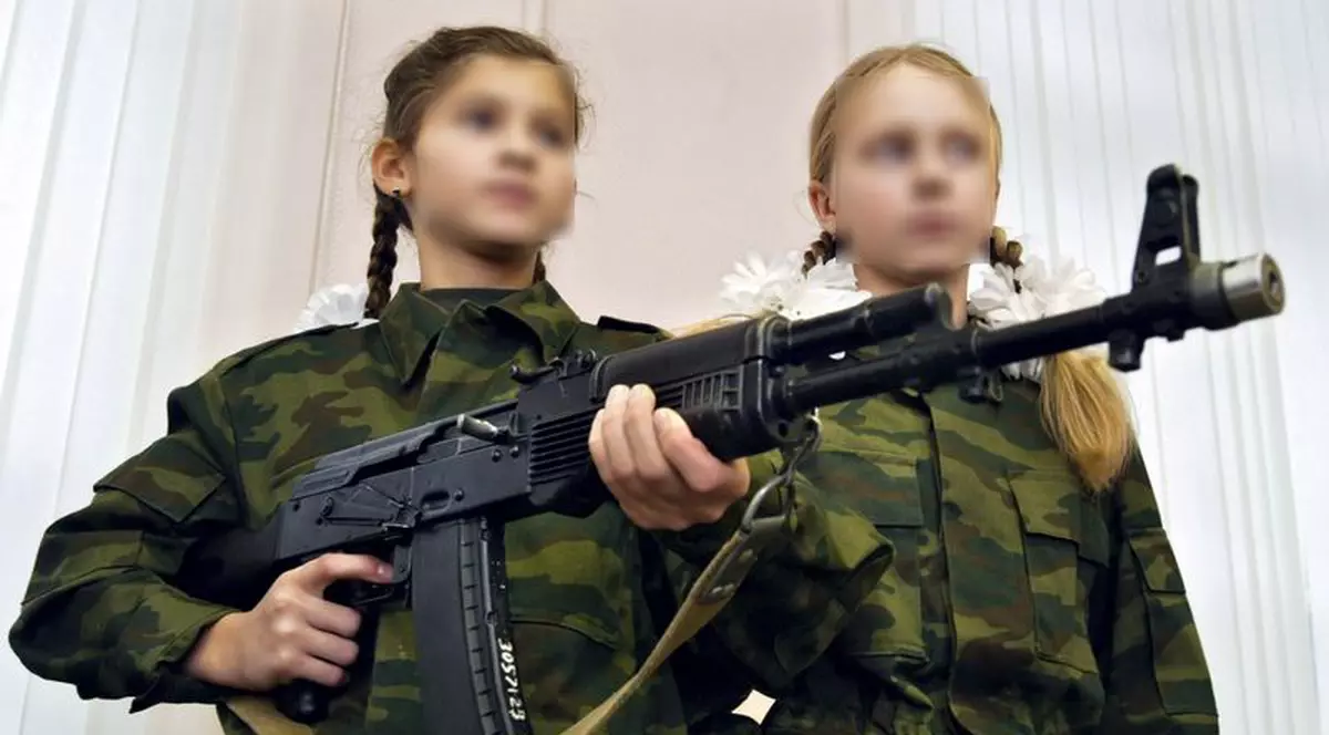 O elevă de 13 ani a fost arestată după ce i-a fost găsită o puşcă în dulap