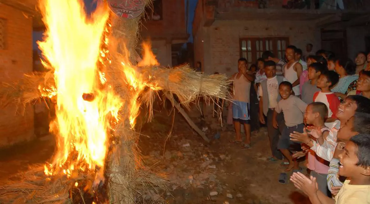 Şase studenţi şi-au ars tălpile cu jăratic